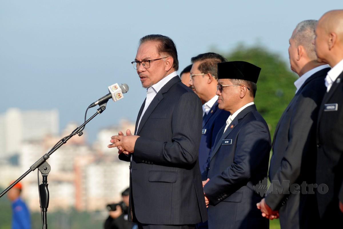 ANWAR berucap pada Perhimpunan Bulanan Jabatan Perdana Menteri. FOTO Aizuddin Saad