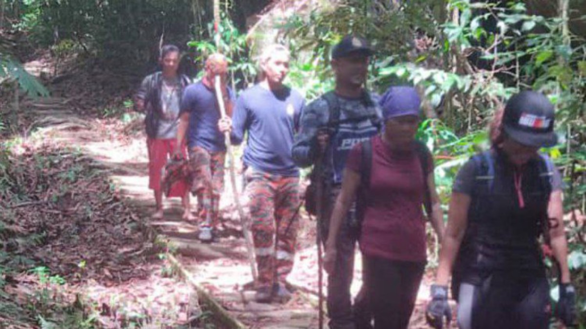 WANITA yang terkandas di hutan Taman Negara Gunung Gading sejak semalam, berjaya diselamatkan. FOTO ihsan Bomba