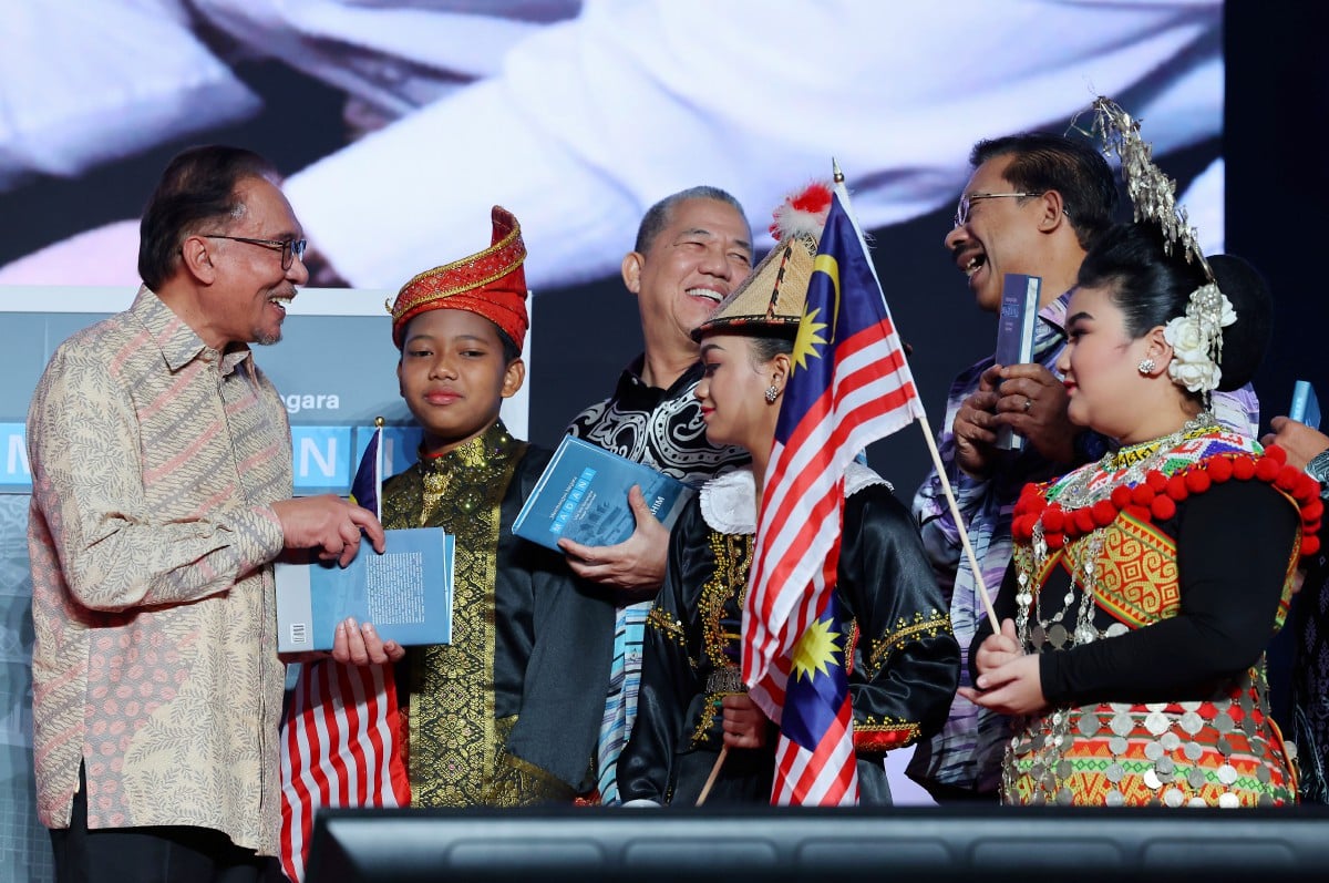  PERDANA Menteri Datuk Seri Anwar Ibrahim (kiri) menghadiri Majlis Pelancaran Program Wacana Membangun Malaysia Madani di Pusat Konvensyen Antarabangsa Putrajaya (PICC) hari ini. FOTO Bernama.