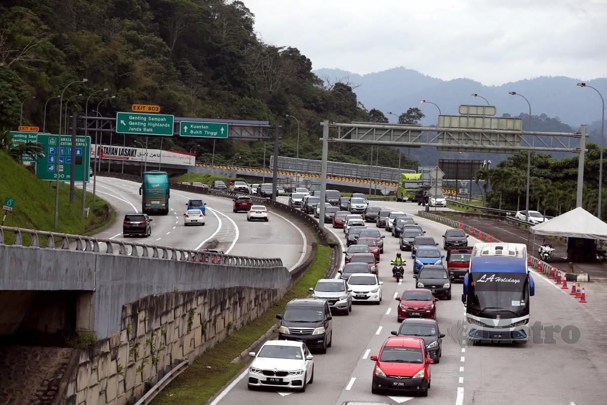 ALIRAN trafik bergerak perlahan dari Pantai Timur menghala ke Kuala Lumpur ketika tinjauan di Kawasan Rehat dan Rawat Genting Sempah, Lebuhraya Kuala Lumpur-Karak. FOTO Hairul Anuar Rahim