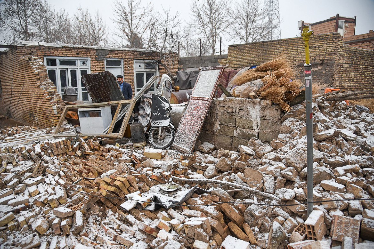 KEADAAN kawasan yang terjejas dalam kejadian gempa bumi di bandar Choi di Wilayah Azerbaijan Barat. FOTO AFP.