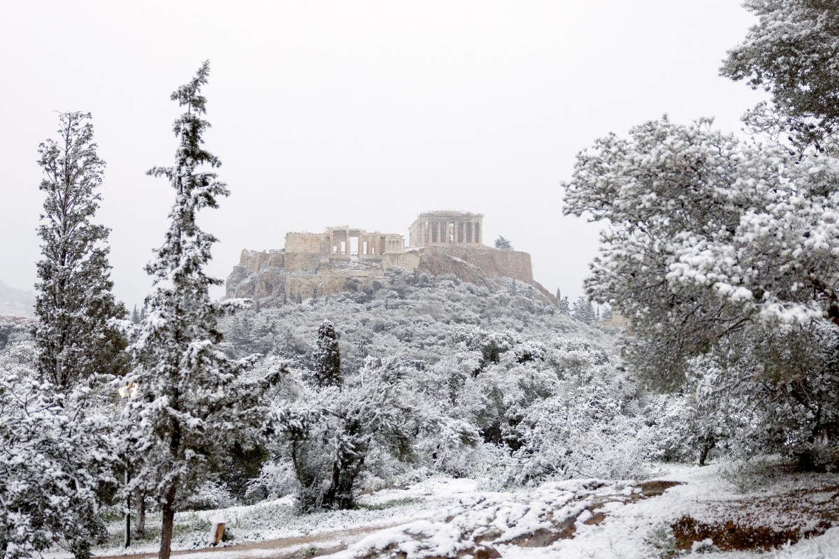 Parthenon di bukit Acropolis kelihatan ketika salji di Athens, Greece. FOTO Reuters
