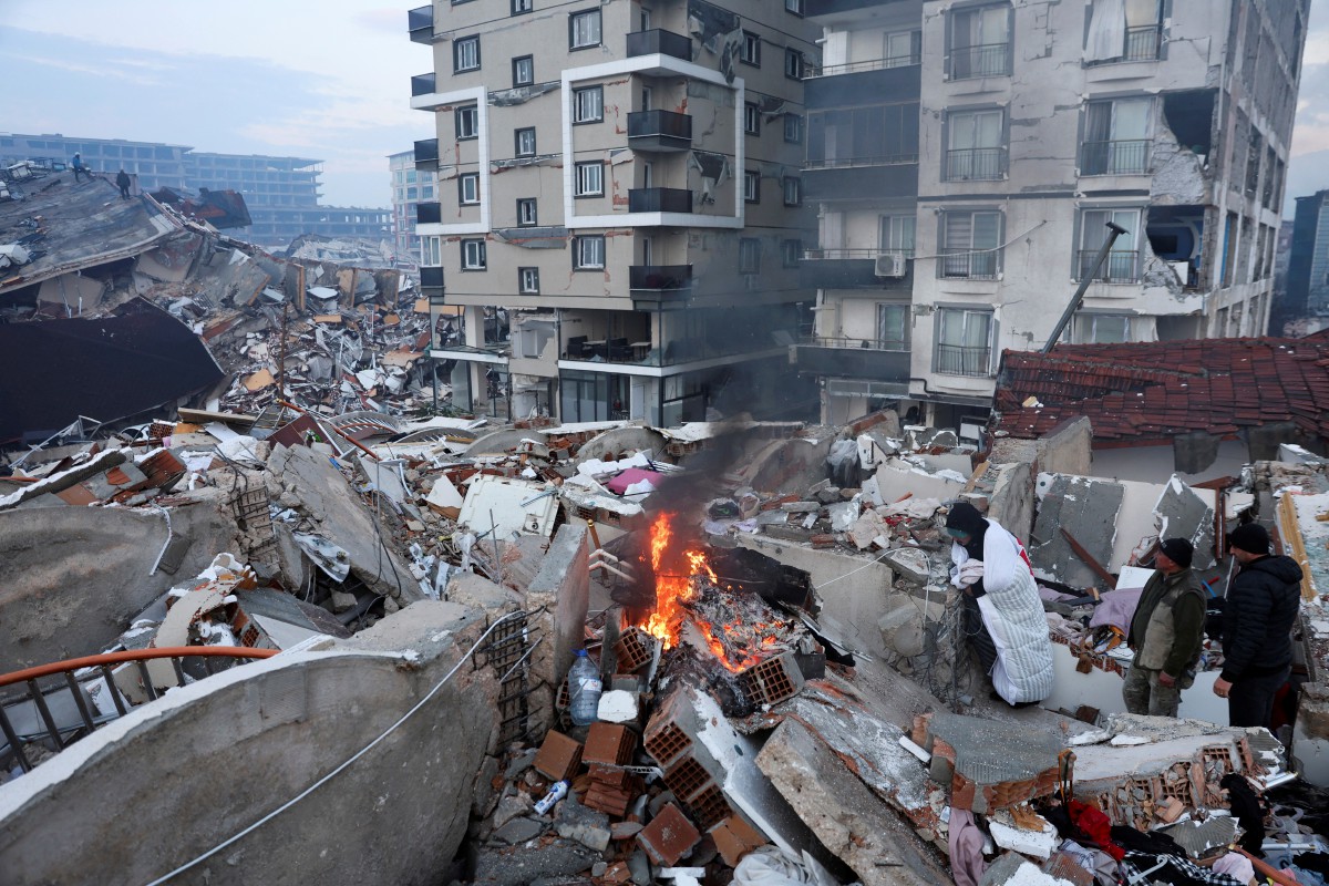 PENDUDUK melihat kesan kemusnahan di Hatay. FOTO Reuters.