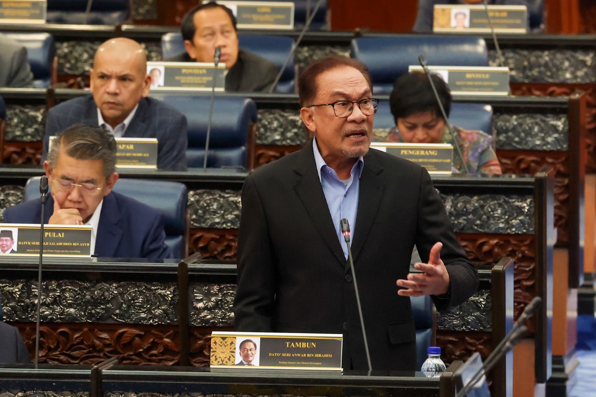 DATUK Seri Anwar Ibrahim menjawab soalan pada Waktu Pertanyaan Menteri pada Mesyuarat Pertama Penggal Kedua Parlimen ke-15 di Bangunan Parlimen hari ini. FOTO Bernama.