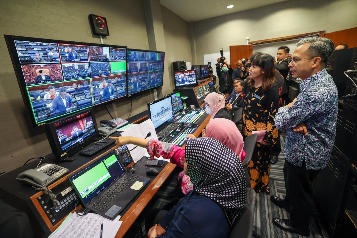 FAHMI (kanan) melawat studio penerbitan Radio Televisyen Malaysia (RTM) dan beramah mesra bersama petugas media yang membuat liputan sepanjang berlangsungnya Mesyuarat Pertama Penggal Kedua Parlimen ke-15 ketika melawat pusat media di Bangunan Parlimen. Turut sama Timbalan Menteri Komunikasi dan Digital Teo Nie Ching (dua kanan). FOTO Bernama