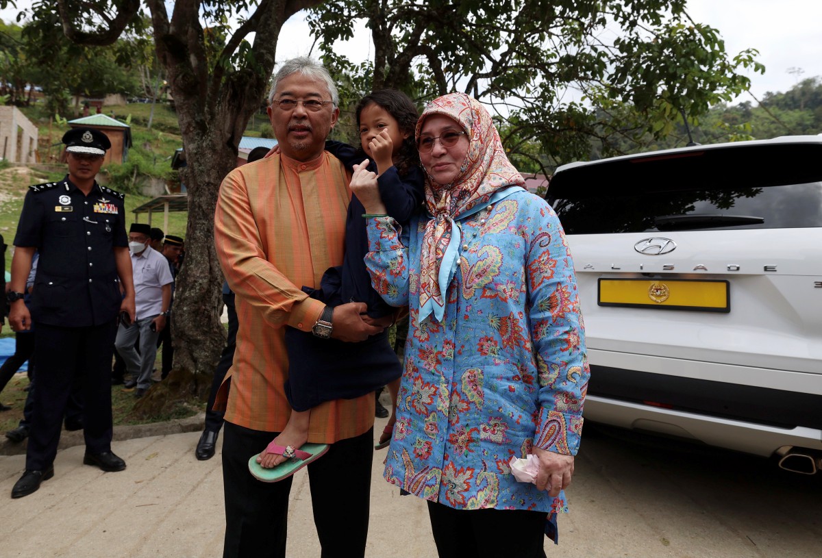 AL-SULTAN Abdullah dan Tunku Azizah berkenan bergambar bersama Adawiyah Masudin, 5, ketika menghadiri lawatan ke Kampung Orang Asli Kuala Boh. FOTO Bernama