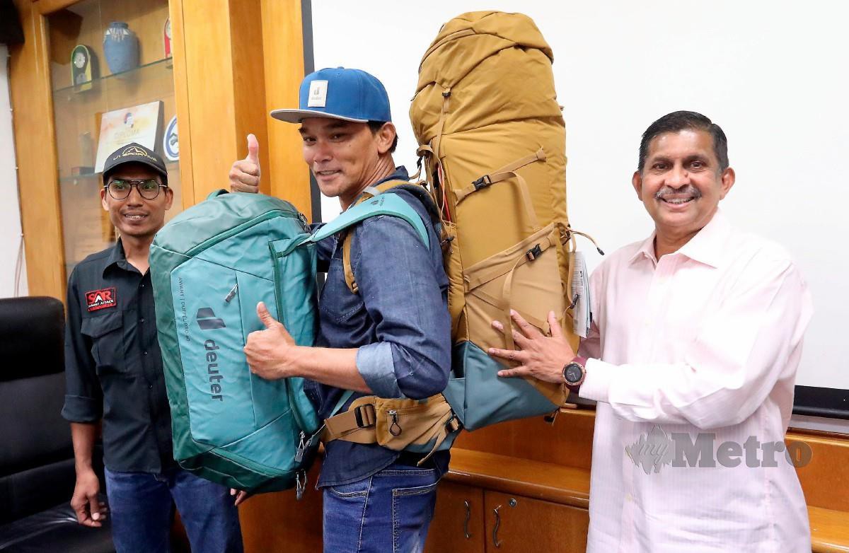 AZHAN (dua kiri) menerima  barang tajaan DEUTER bagi Pendakian Amal SAR AHSANA ke Ialand Peak, Nepal 2024 daripada Pengarah Urusan UFL  Datuk Radhakrishnan (kanan) disaksikan Mohd Fakhrul (kiri). FOTO Owee Ah Chun