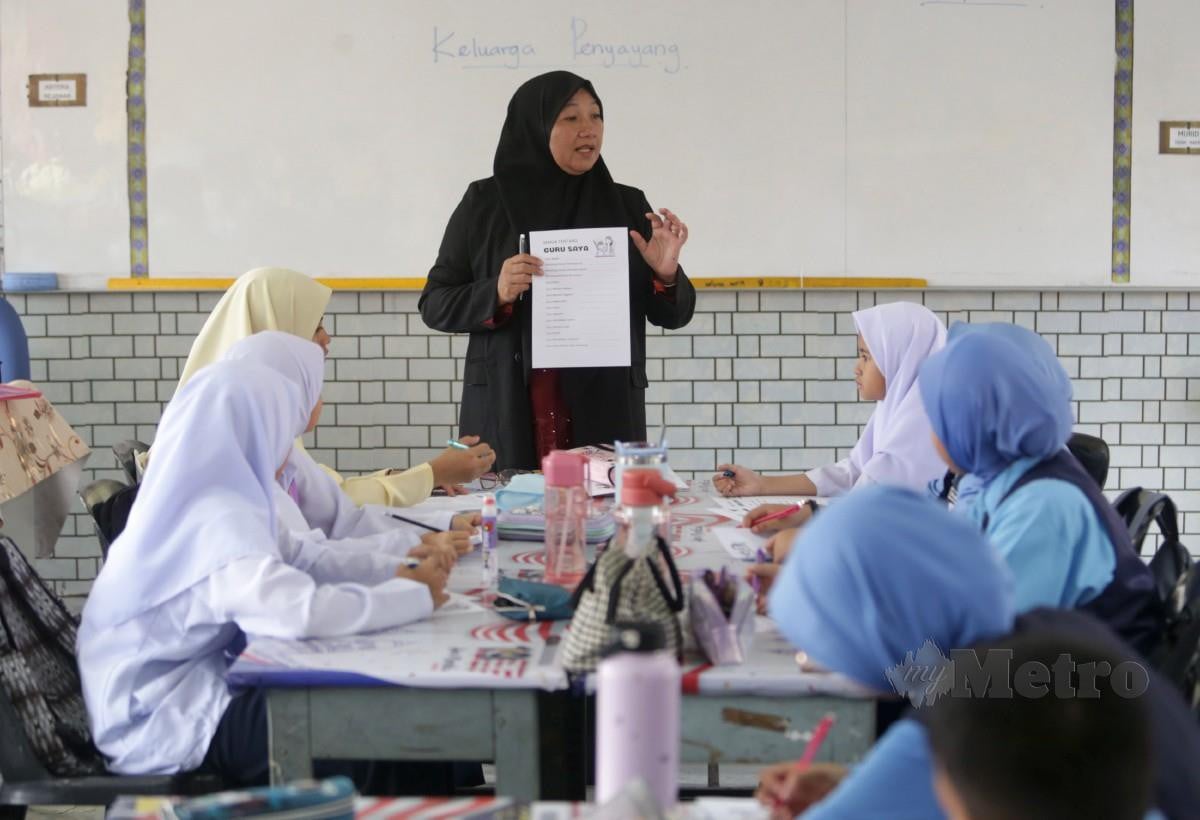 GURU melakukan aktiviti di dalam kelas pada hari pertama sesi persekolahan baharu di sekolah di Kuala Lumpur, Isnin lalu. FOTO Mohamad Shahril Badri Saali
