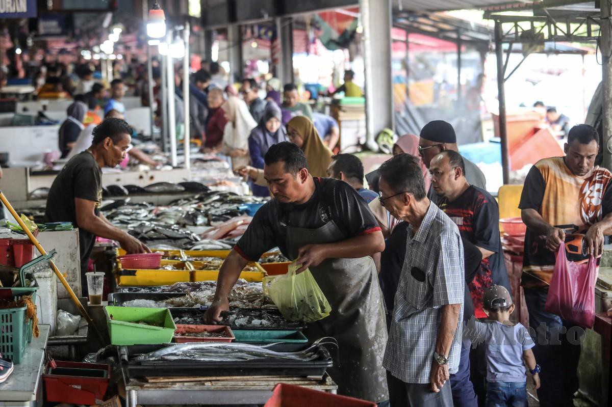 Orang ramai sibuk membeli barangan keperluan bagi menyambut kedatangan Ramadan ketika tinjauan di Pasar Chabang Tiga, Kuala Terengganu. FOTO Ghazali Kori