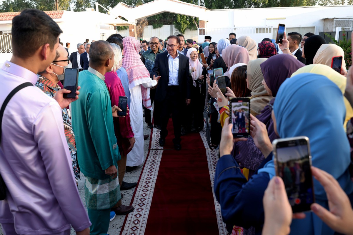  DATUK Seri Anwar Ibrahim (tengah) hadir pada Majlis Berbuka Puasa dan Makan Malam bersama Diaspora Malaysia di Arab Saudi. FOTO Bernama.