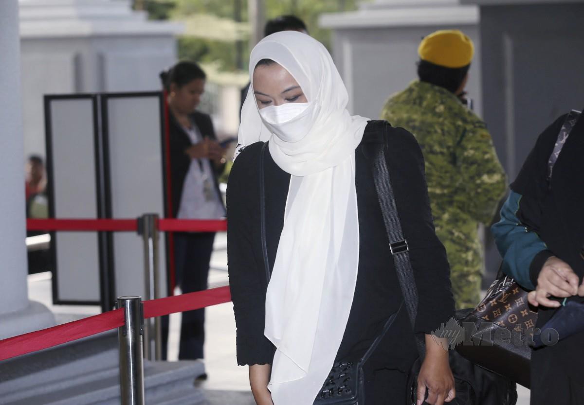 EMILIA Hanafi hadir untuk perbicaraan kes di Kompleks Mahkamah Kuala Lumpur. FOTO Eizairi Shamsudin