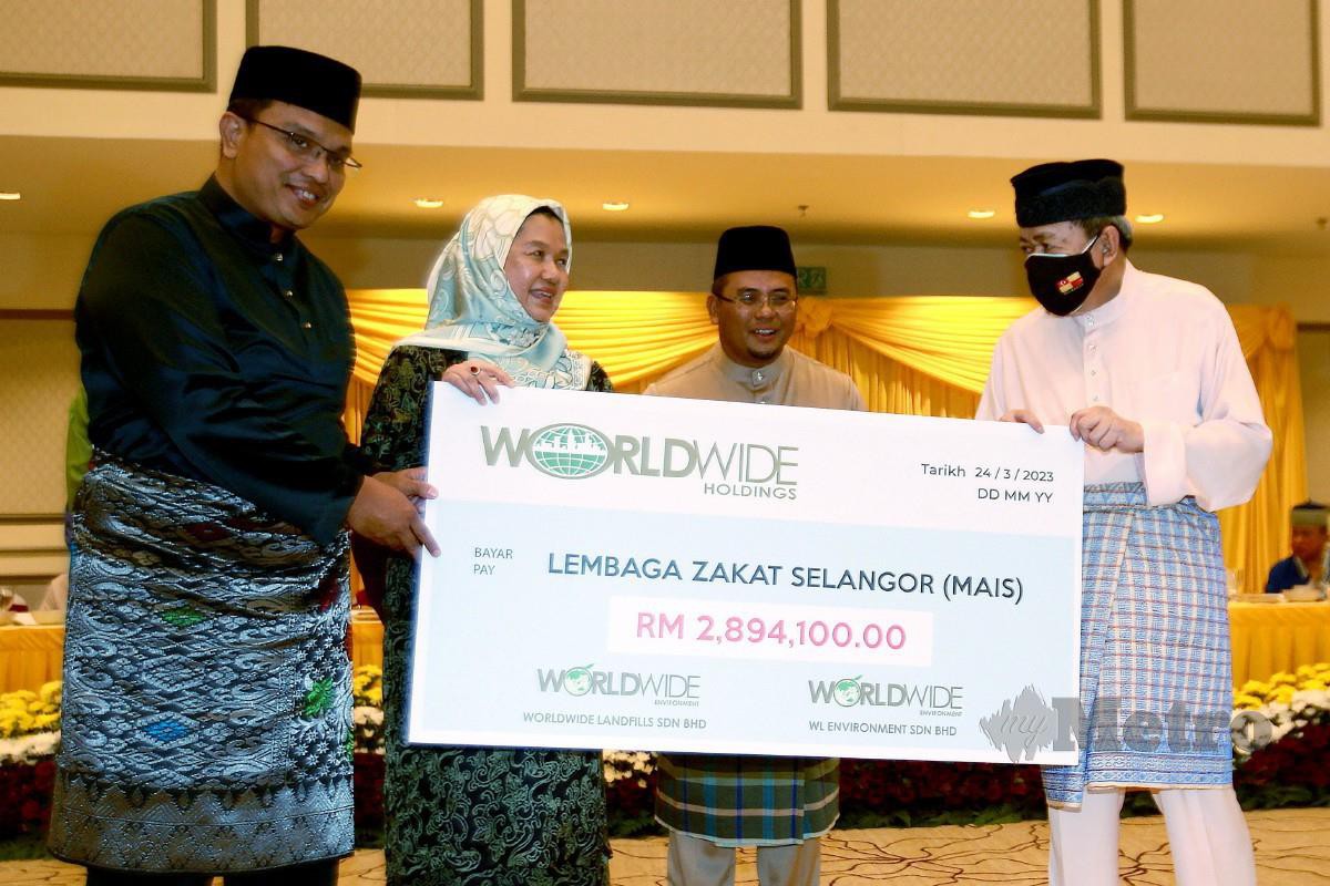 SULTAN Sharafuddin (kanan) berkenan menerima zakat perniagaan daripada Ketua Pegawai Eksekutif Worldwide Holdings Berhad, Datin Paduka Norazlina Zakaria (dua kiri). FOTO Faiz Anuar