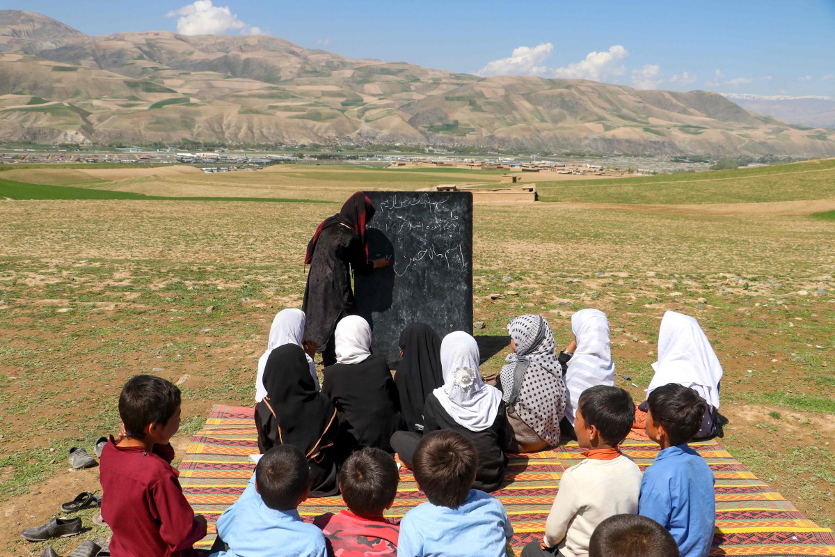 KANAK-kanak Afghanistan belajar di kelas terbuka di Fayzabad, Afghanistan. FOTO AFP.