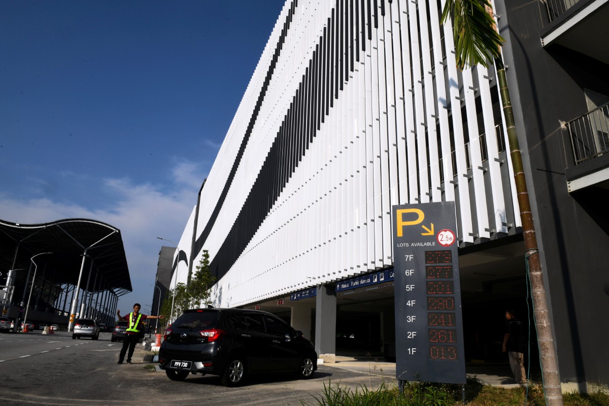 TEMPAT letak kereta bertingkat di Lapangan Terbang Antarabangsa Pulau Pinang mula beroperasi. FOTO Bernama