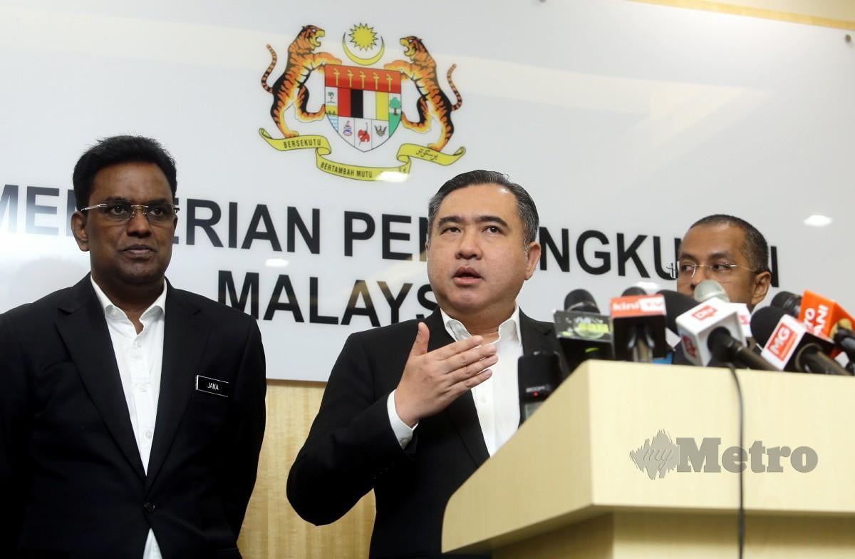 ANTHONY Loke (dua kiri) ketika sidang media di Kementerian Pengankutan. Turut kelihatan Ketua Setiausahah Kementerian Pengangkutan, Datuk Jana Santhiran Muniayan (kiri). FOTO Mohd Fadli Hamzah