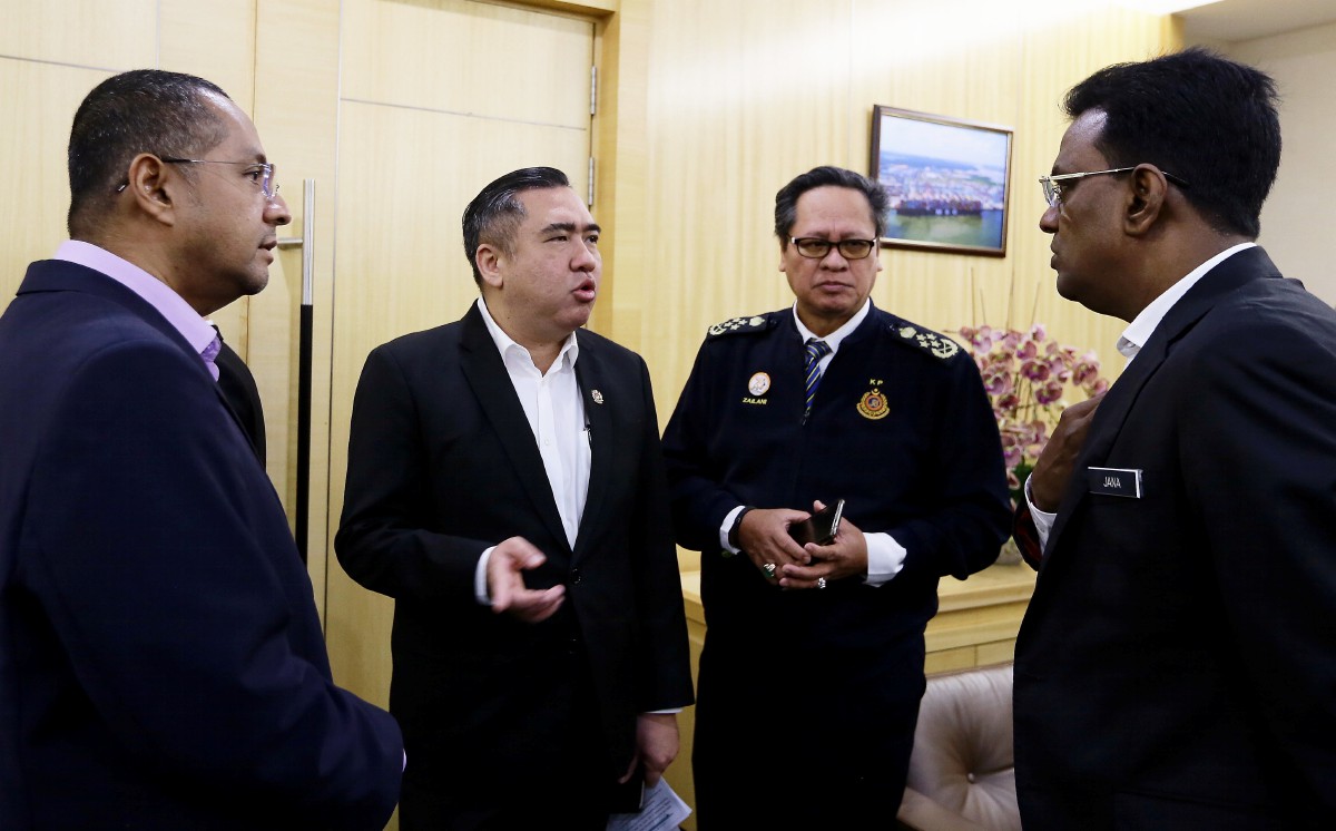 ANTHONY Loke berbual bersama Ketua Setiausaha Kementerian Pengangkutan, Datuk Jana Santhiran Muniayan (kanan) dan Ketua Pengarah Jabatan Pengangkutan Jalan Malaysia (JPJ), Datuk Zailani Hashim (dua kanan)selepas sidang media di Putrajaya. FOTO Mohd Fadli Hamzah.