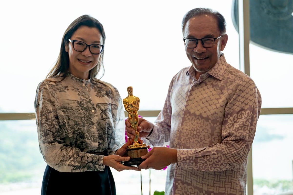 ANWAR (kanan) ketika bertemu dengan Michelle Yeoh di Pejabat Perdana Menteri, Putrajaya. FOTO Pejabat Perdana Menteri