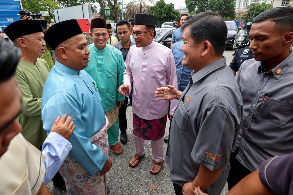 DATUK Seri Anwar Ibrahim beramah mesra bersama jemaah ketika tiba di Masjid As-Salam, Taman Petaling Utama untuk  menunaikan solat Jumaat hari ini. FOTO Bernama.