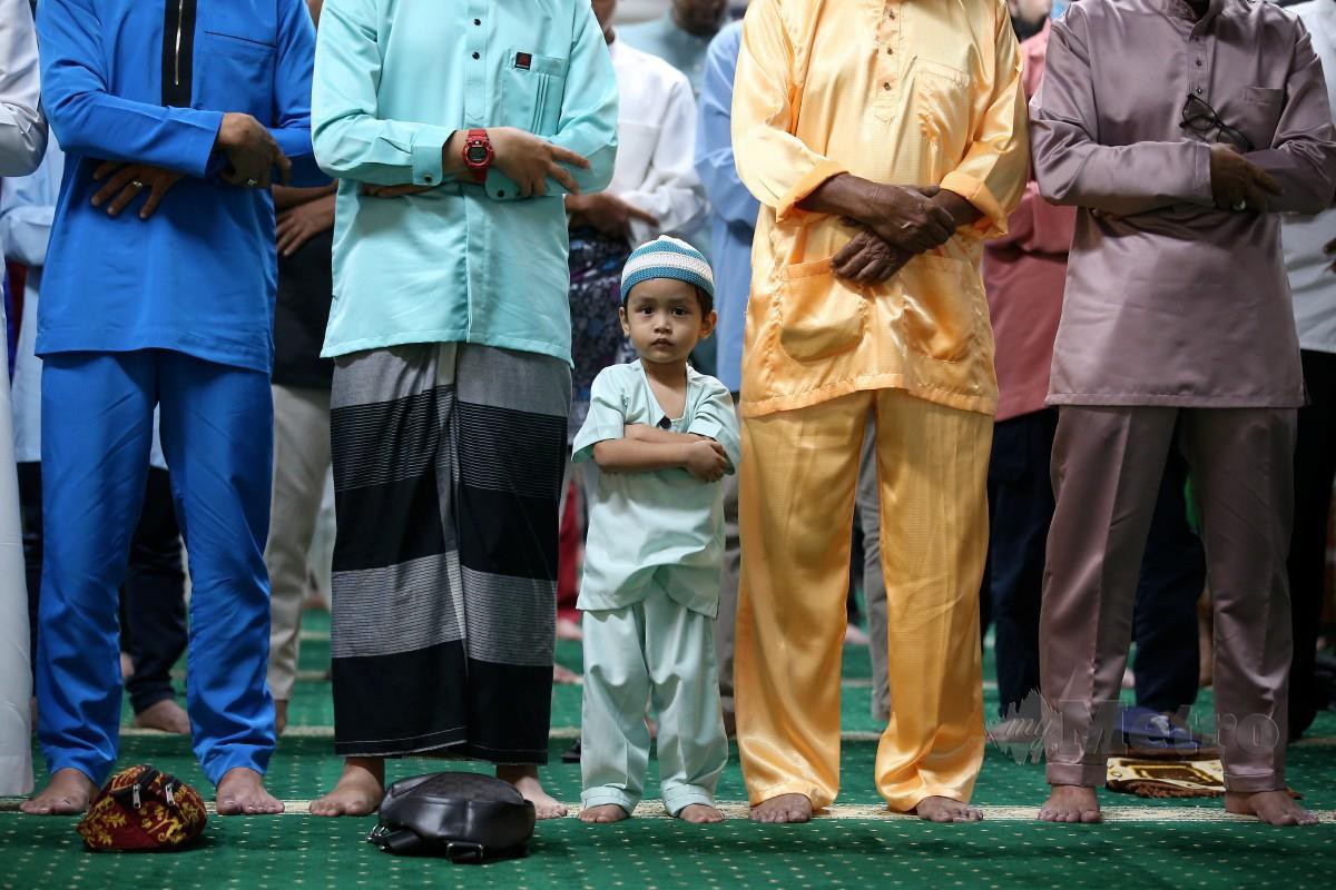 Kanak-Kanak turut hadir menunaikan solat Aidilfitri di Masjid Negeri, Georgetown. FOTO Mikail Ong