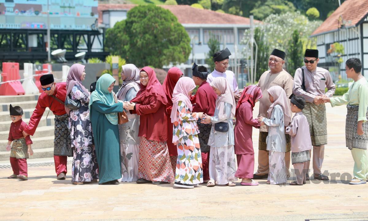 Wargakota Kuala Lumpur  tidak melepaskan peluang  mengambil gambar keluarga sempena Aidilfitri di Dataran Merdeka, Kuala Lumpur. FOTO Fathil Asri