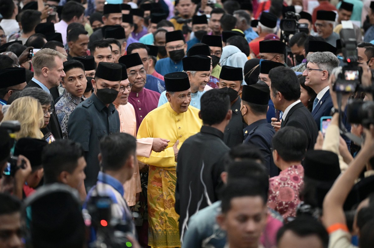 SULTAN Kedah Al-Aminul Karim Sultan Sallehuddin Sultan Badlishah berkenan mencemar duli berangkat ke Majlis Rumah Terbuka Aidilfitri Malaysia Madani, hari ini. FOTO Ihsan Jabatan Penerangan.