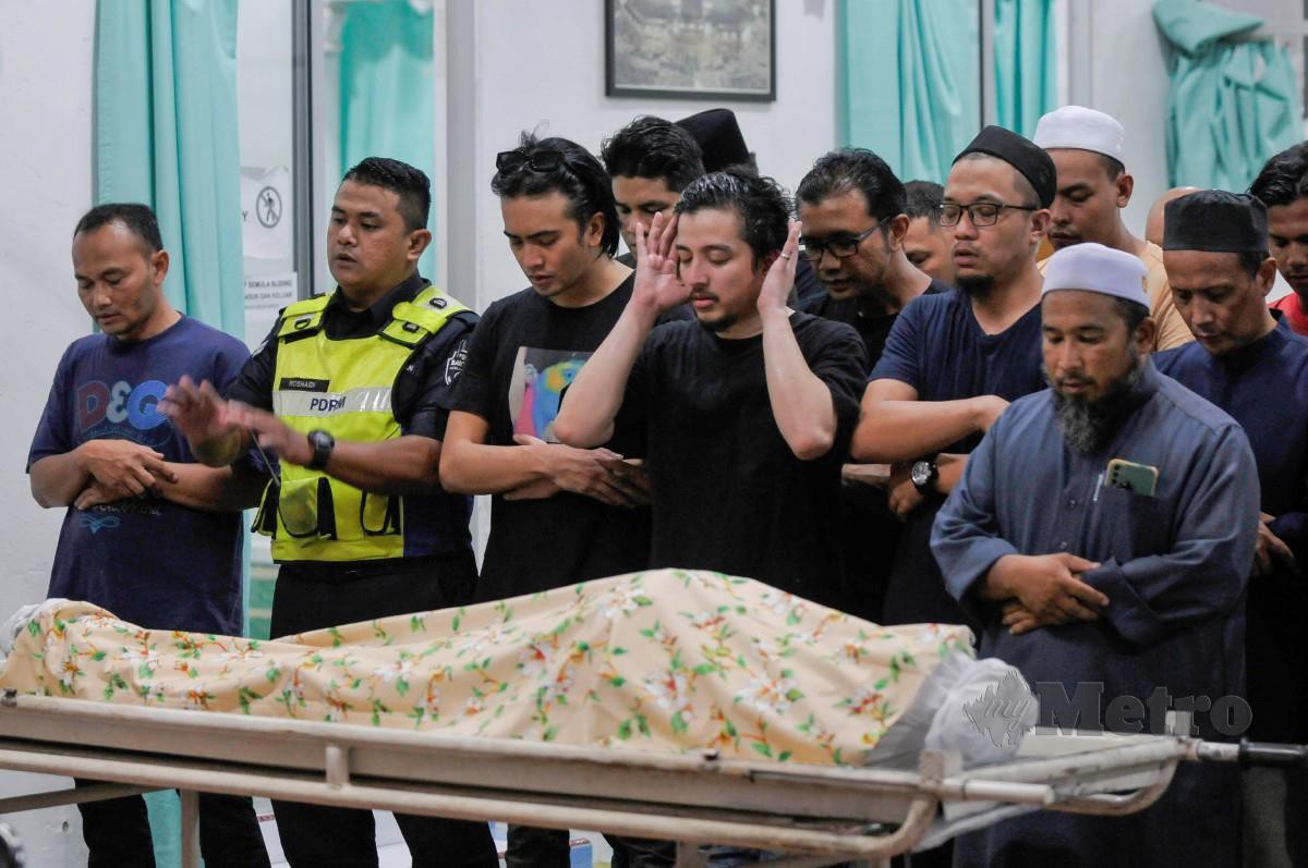 MUHAMMAD Dhanial bersama jemaah lain menunaikan solat jenazah di Surau Kompleks Kuarters HKL, Kuala Lumpur. FOTO Aizuddin Saad