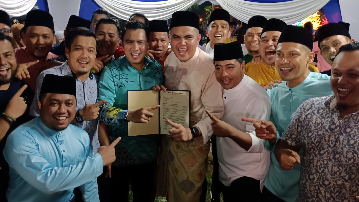 MUHAMAD Akmal (empat, kanan) menerima resolusi yang diserahkan oleh Pergerakan Pemuda UMNO Wilayah Persekutuan untuk dibawa dalam Konvensyen Nasional Kerajaan Perpaduan. FOTO Bernama