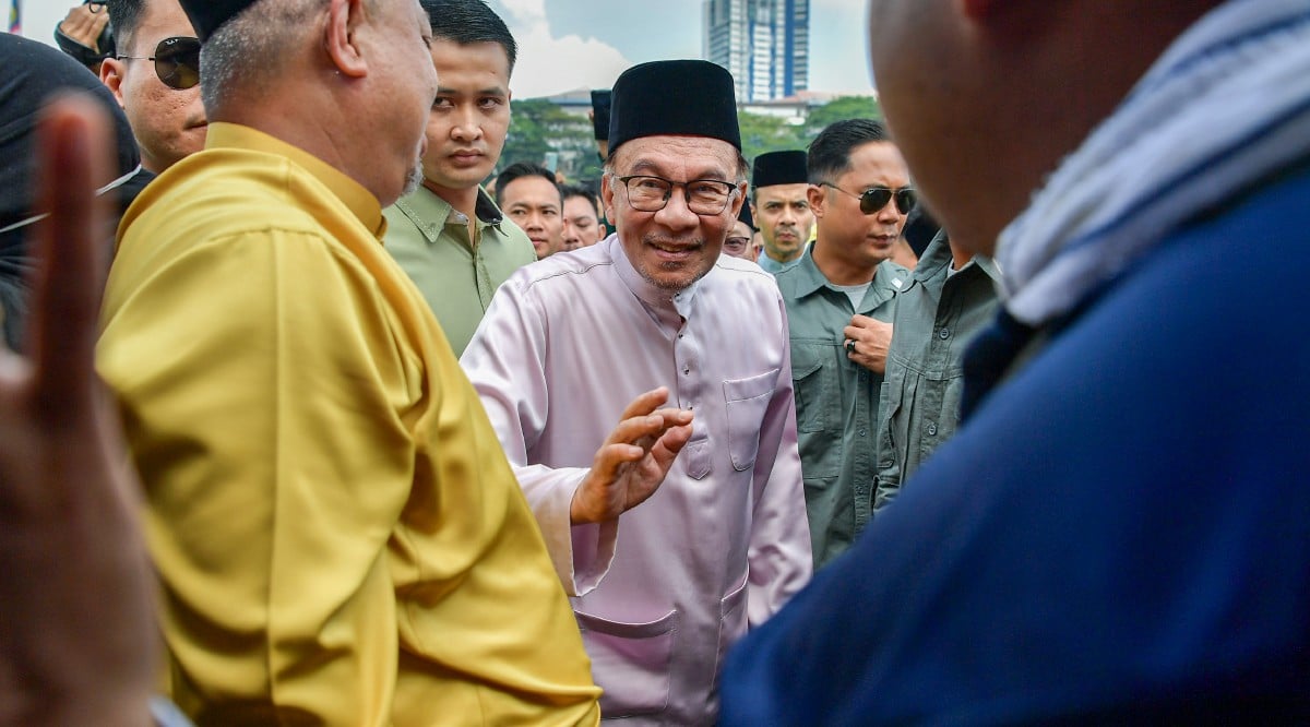 ANWAR Ibrahim beramah mesra bersama pengunjung pada Majlis Rumah Terbuka Malaysia MADANI. FOTO Bernama