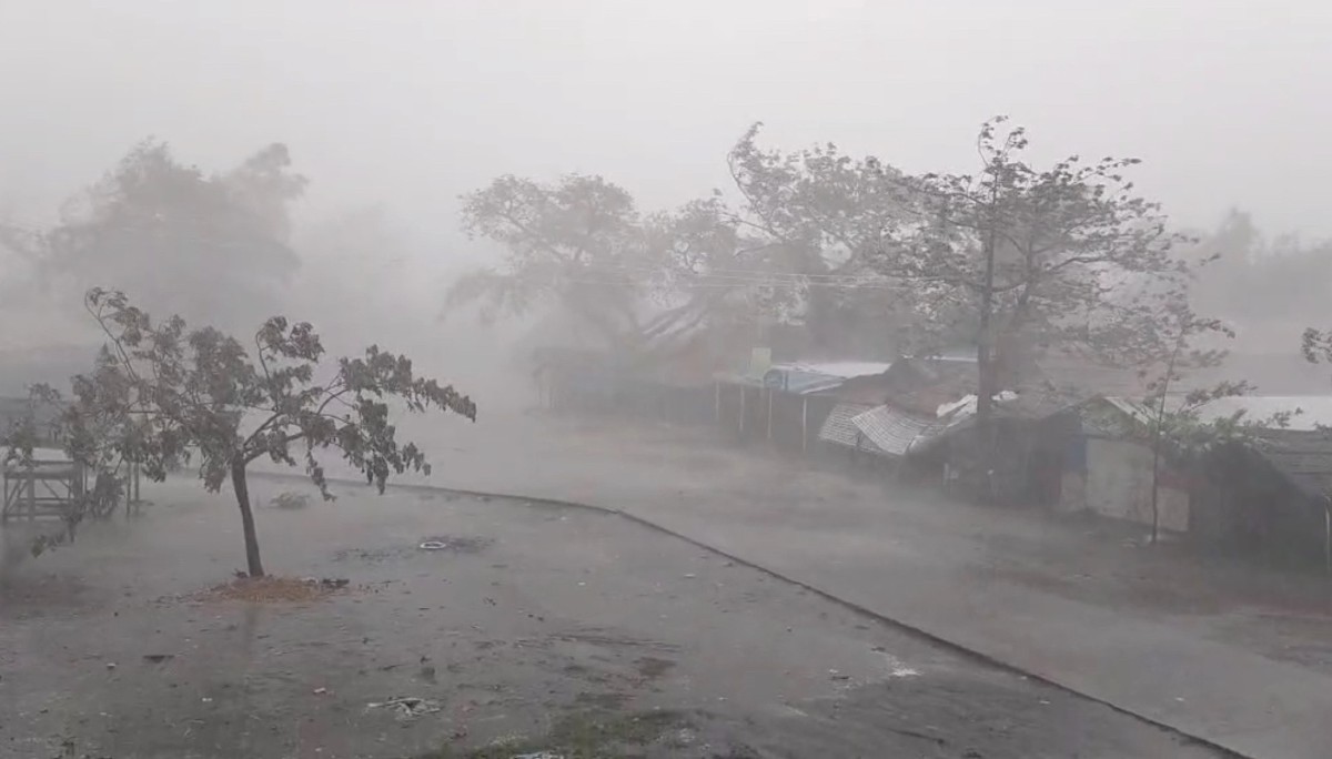 PETIKAN video menunjukkan angin kencang dan hujan lebat melanda kem Rohingya ThekayPyin di Sittwe, Rakhine, Myanmar. FOTO Reuters/Handout