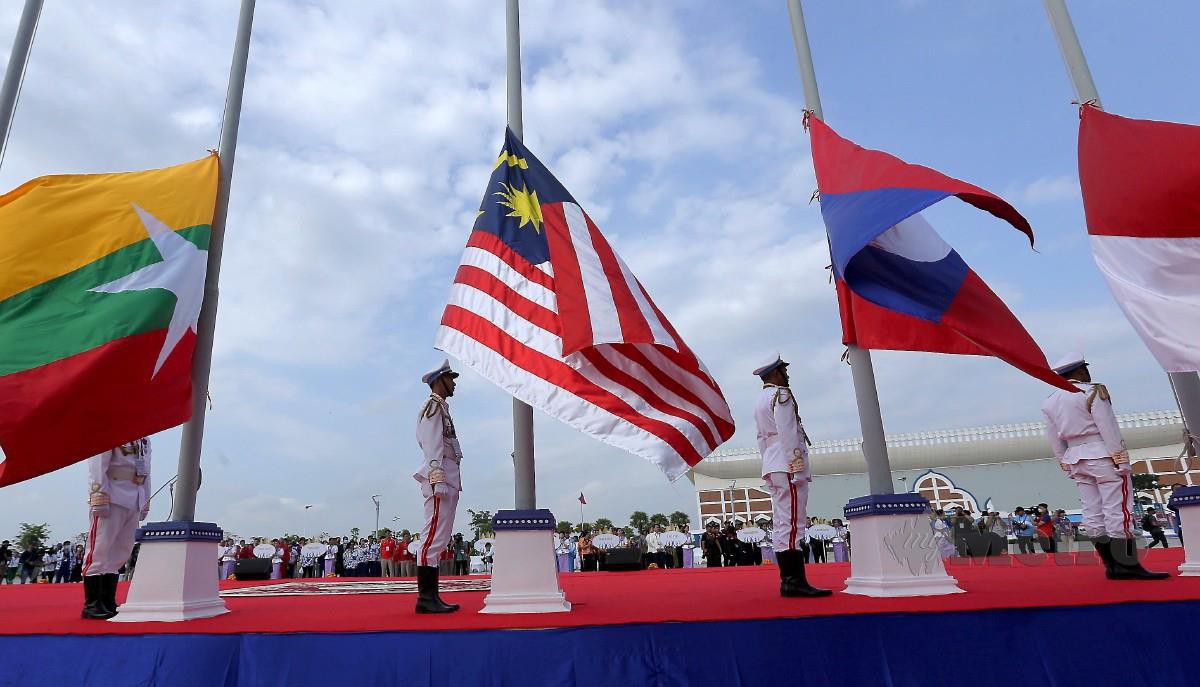 Upacara menaikkan bendera dihadapan kontijen kebangsaan pada Sukan Sea Kemboja dibuat di perkarangan Stadium Nasional Morodok Techo. Kontinjen Malaysia disertai 677 atlet dan 237 pegawai. FOTO FATHIL ASRI