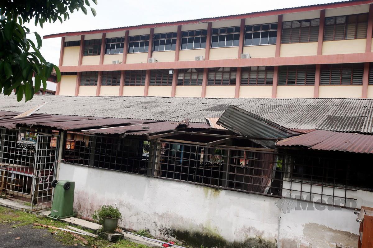 Keadaan bumbung di kantin SMK Seri Titiwangsa Kuala Lumpur yang rosak akibat ribut, kelmarin. FOTO Hairul Anuar Rahim