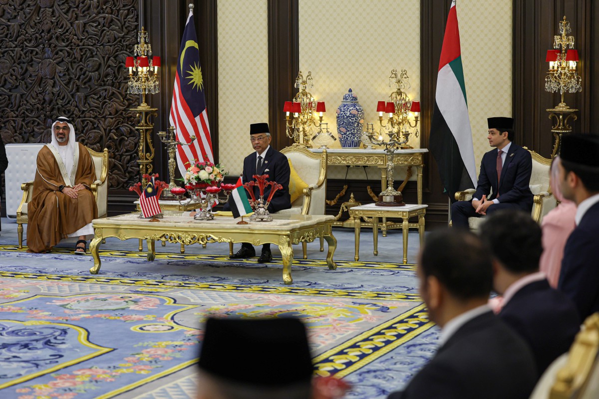 AL-SULTAN Abdullah (tengah) berkenan menerima menghadap Sheikh Khaled (kiri) di Istana Negara hari ini. Turut berangkat Tengku Hassanal Ibrahim. FOTO Bernama