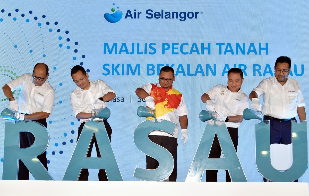 NIK Nazmi (dua, kiri) bersama Menteri Besar Selangor Datuk Seri Amirudin Shari (tengah) menyempurnakan gimik perasmian Majlis Pecah Tanah Skim Bekalan Air Rasau di Kampung Seri Cheeding, Banting hari ini. FOTO Bernama.