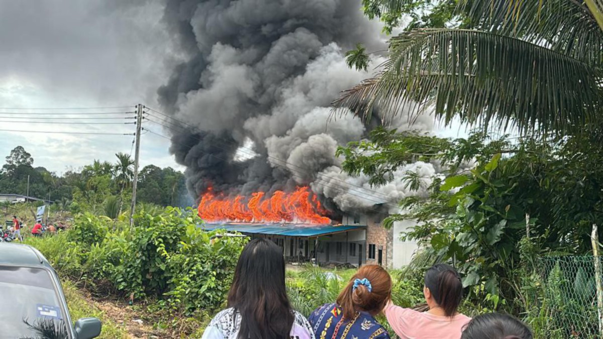 RUMAH Panjang Selunsin, Ulu Wak, Pakan di Bintangor musnah dalam kebakaran hari ini. FOTO Ihsan JBPM.