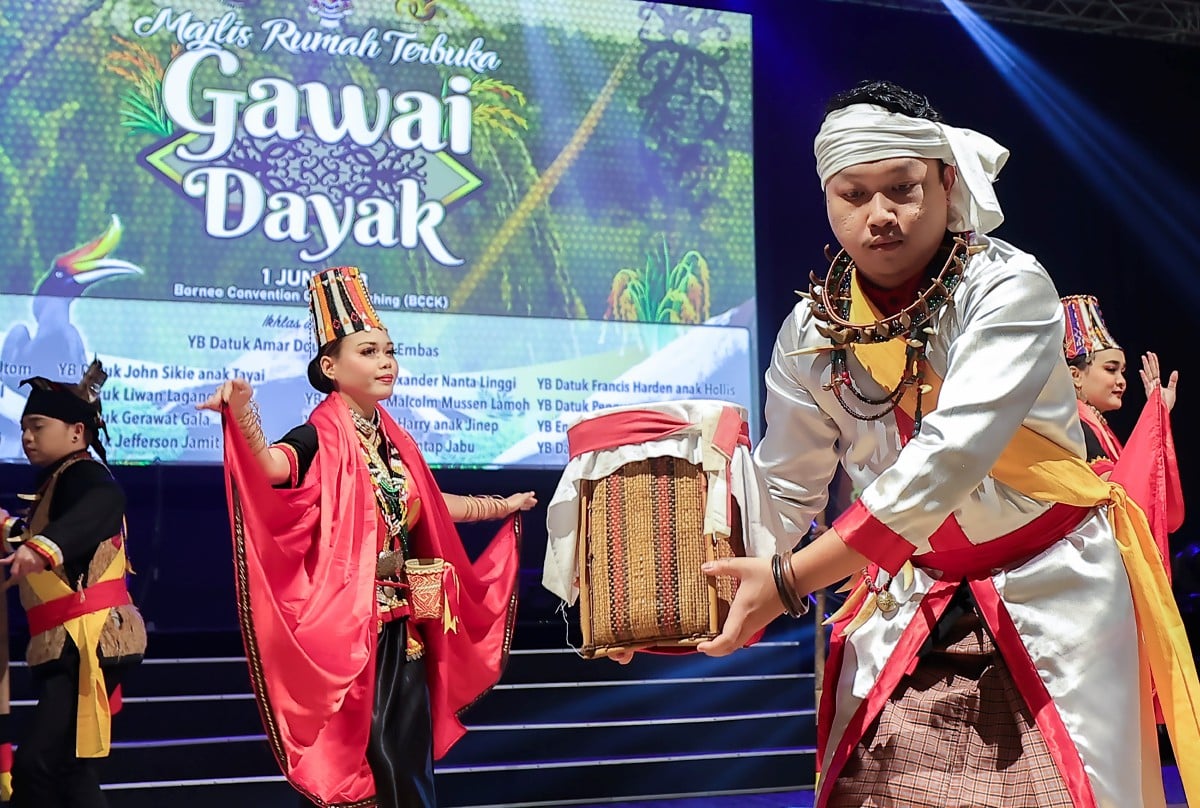 PERSEMBAHAN tarian tradisional masyarakat Bidayuh di Sarawak memeriahkan majlis Rumah Terbuka Gawai Dayak 2023 di Pusat Konvensyen Borneo Kuching. FOTO Bernama