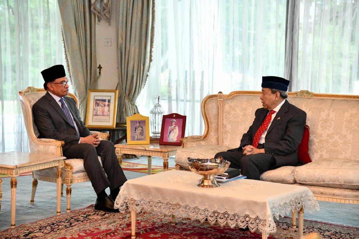 ANWAR (kiri) bersama Sultan Sharafuddin di Istana Bukit Kayangan. FOTO ihsan Selangor Royal Office