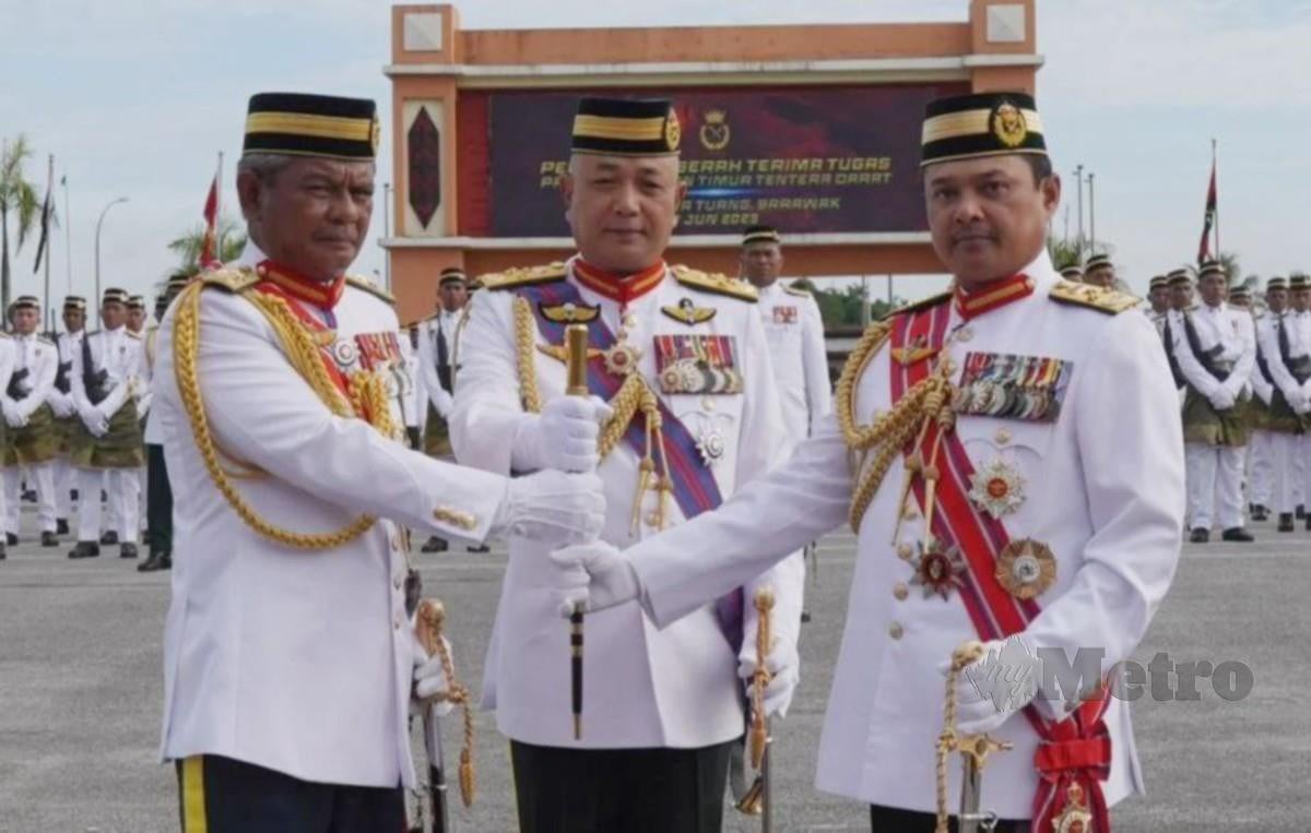 MOHAMAD Ab Rahman (tengah) menyaksikan serah terima tongkat kuasa Panglima Pemerintahan Medan Timur Tentera Darat antara Mardzuki dan Mohd Sofi (kanan). FOTO Mohd Roji Kawi