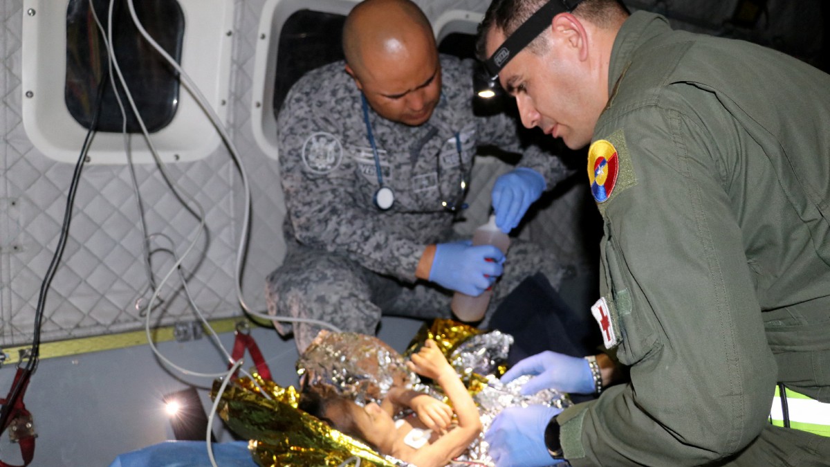 ANGGOTA Tentera Udara Colombia dan kakitangan Institut Kebajikan Keluarga Colombia memberi rawatan kepada kanak-kanak yang diselamatkan. FOTO Reuters/Tentera Udara Colombia