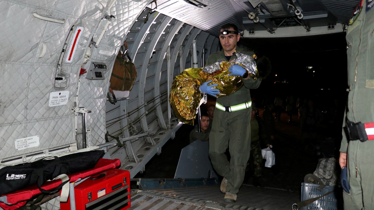 KANAK-KANAK yang diselamatkan dibawa ke Bogota di San Jose del Guaviare, Colombia. FOTO Reuters/Tentera Udara Colombia
