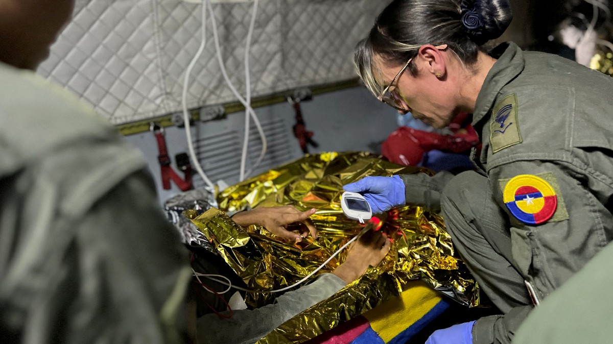 ANGGOTA tentera memberi rawatan kepada seorang daripada kanak-kanak yang diselatkan. FOTO Reuters/Tentera Udara Colombia