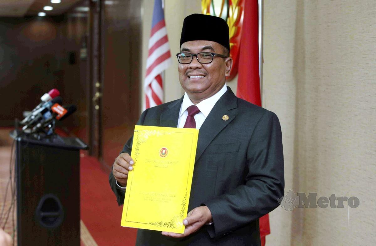 MUHAMMAD Sanusi  menunjukkan surat pekenan pembubaran DUN selepas mengadap Sultan Kedah. FOTO Syaharim Abidin