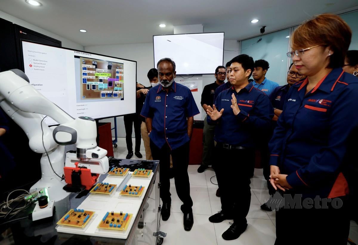 SIVAKUMAR (tiga, kanan) mendengar penerangan daripada Head of Malaysian Smart Factory 4.0 SHRDC, Dr Chua Wen Shyan (dua, kanan) ketika melawat fasiliti SHRDC. FOTO Bernama