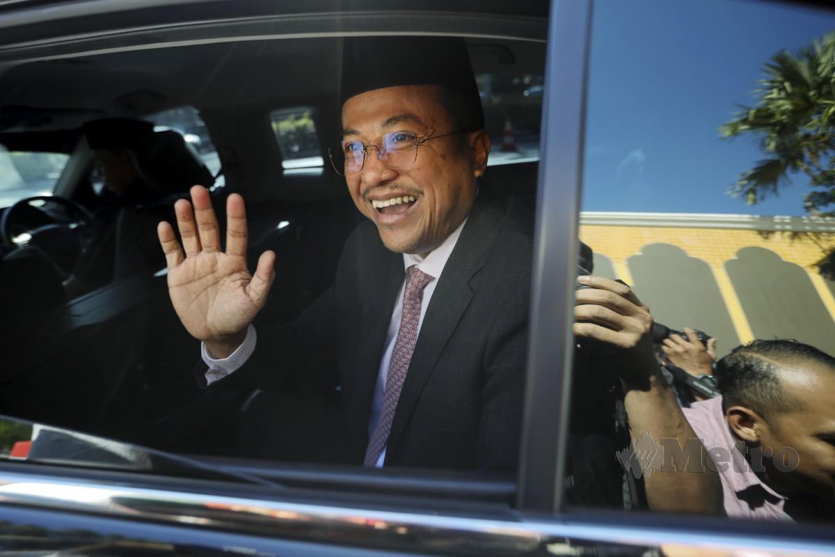 AHMAD Samsuri selepas selesai menghadap  Sultan Mizan bagi mendapat perkenan membubarkan DUN Terengganu. FOTO Ghazali Kori