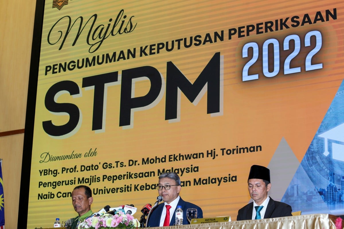 DR Mohd Ekhwan mengumumkan keputusan STPM pada majlis pengumuman keputusan peperiksaan Sijil Tinggi Peperiksaan Malaysia (STPM) tahun 2022. FOTO Aswadi Alias