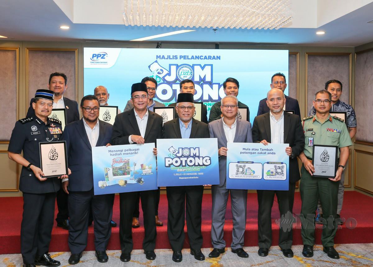 ABDUL Hakim (tengah) bersama wakil agensi yang menyumbang zakat selepas penyampaian plak penghargaan pada Majlis Pelancaran Kempen Skim Potongan Zakat Bulanan (Skim PZB) 2023. FOTO Aswadi Alias
