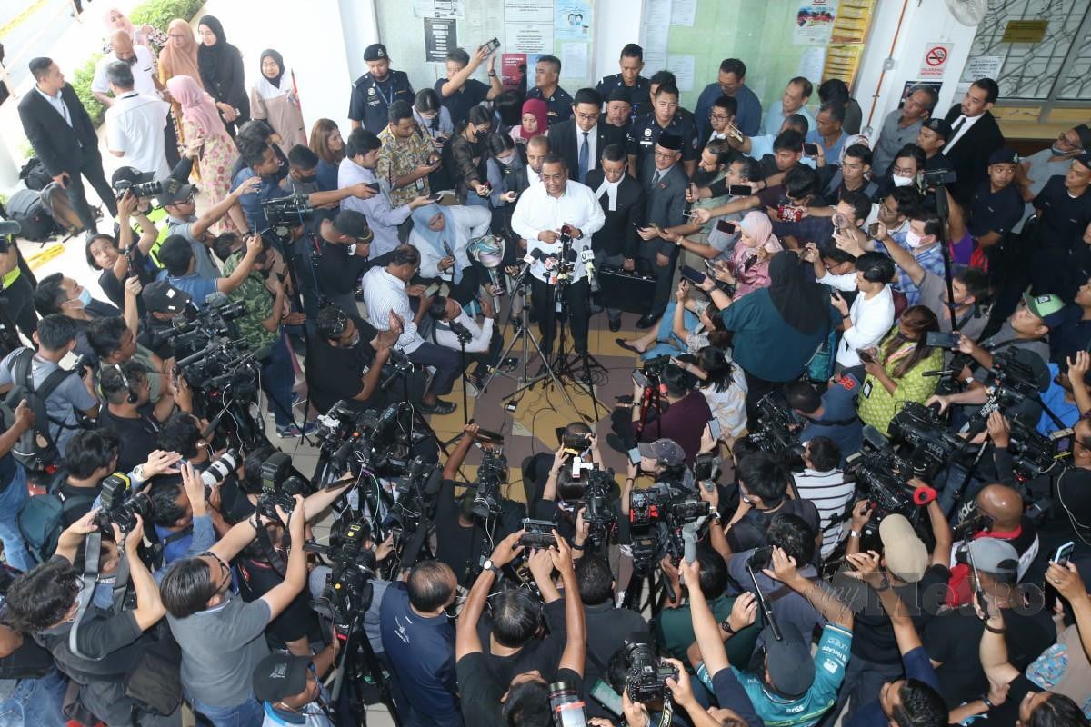 MUHAMMAD Sanusi pada sidang media susulan didakwa di Mahkamah Sesyen Selayang. FOTO Hairul Anuar Abd Rahim