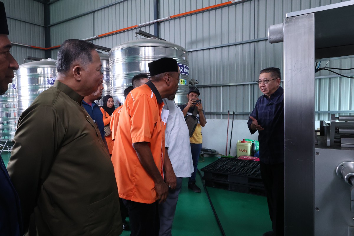 SALAHUDDIN melawat premis selepas merasmikan Persatuan Pengampit Minyak Masak Melayu Zon Utara, hari ini. FOTO Bernama.