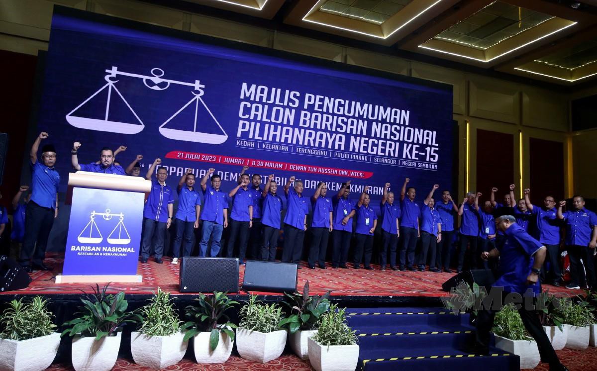 AHMAD Said (tengah) bersama calon DUN Terengganu ketika Majlis Pengumuman Calon di Kuala Lumpur, semalam. FOTO Hairul Anuar Rahim