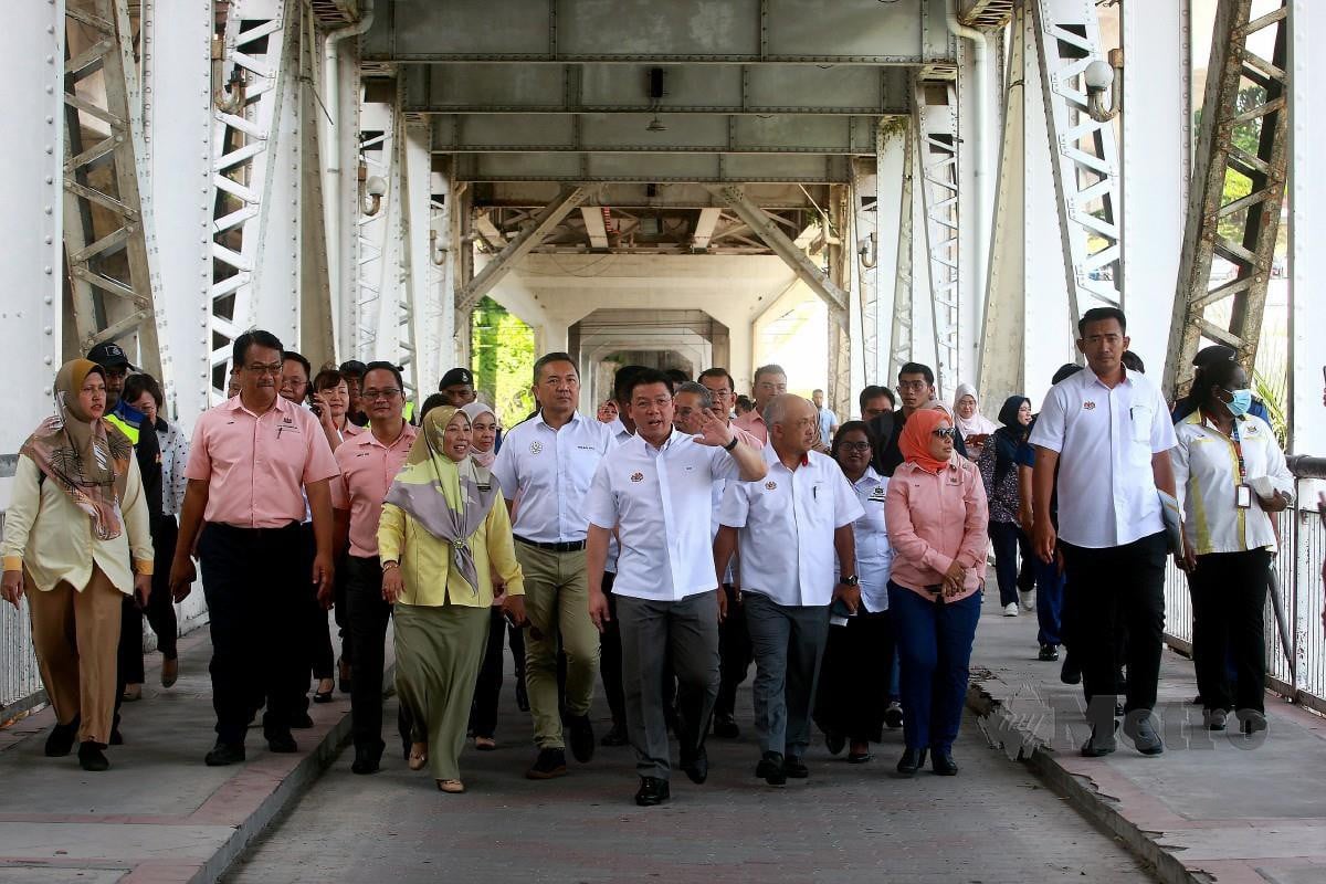 KOR Ming (tengah) diiringi Noraini (baju kuning) meninjau Jambatan Kota, Klang akan dinaik taraf. FOTO Faiz Anuar