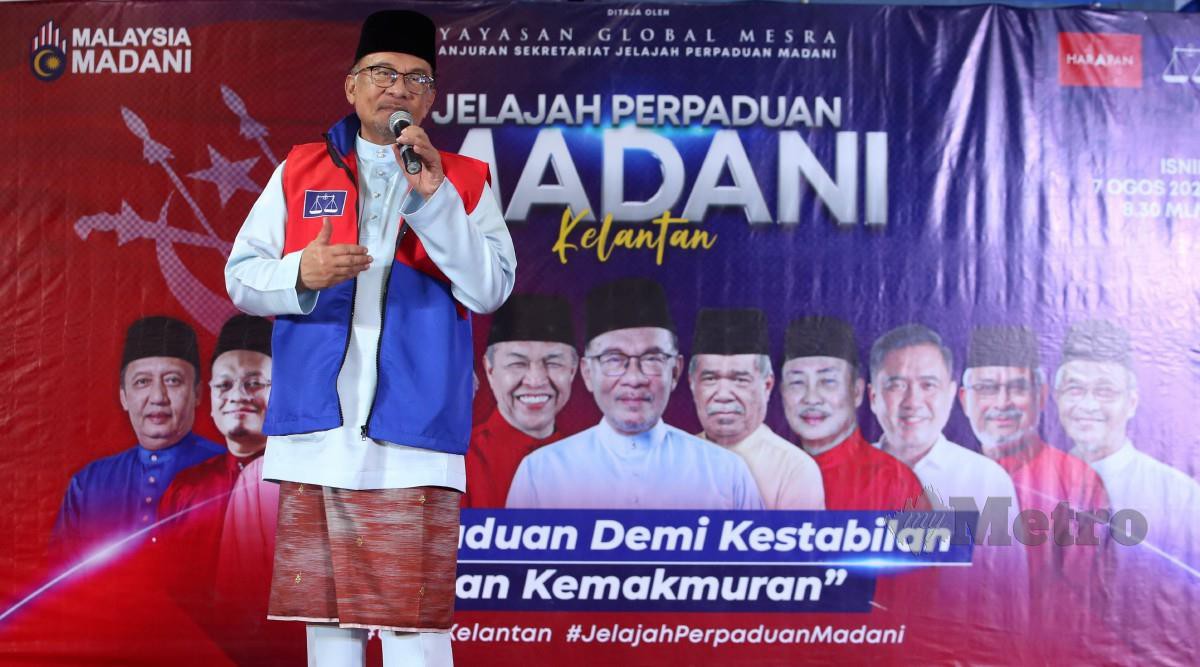 ANWAR berucap pada ceramah mega Jelajah Perpaduan MADANI Kelantan di Tanah Merah. FOTO Nik Abdullah Nik Omar